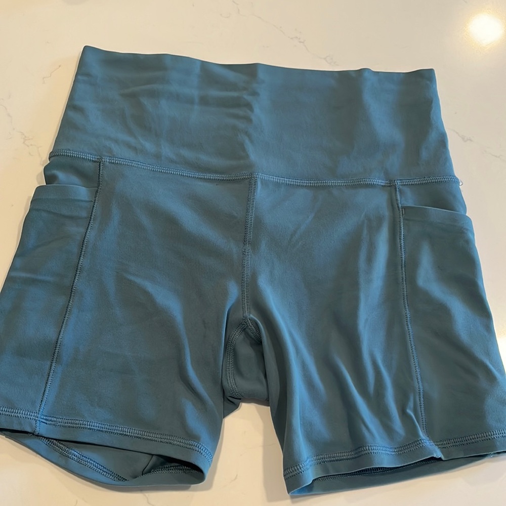 Athleta Salutation stash pocket II 5” short